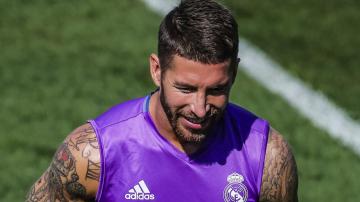 Sergio Ramos sonr&iacute;e en un entrenamiento con el Real Madrid