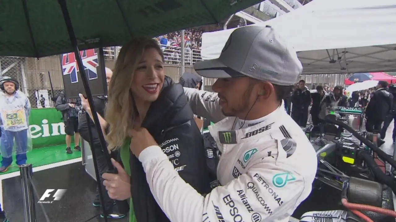 Hamilton cubre a una azafata con su abrigo en Interlagos
