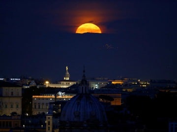 La superluna sobre Roma