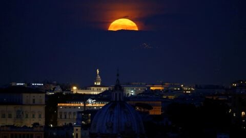 La superluna sobre Roma