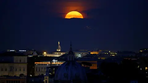 La superluna sobre Roma La superluna sobre Roma
