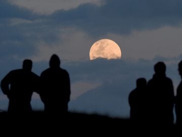 Varias personas observando la superluna