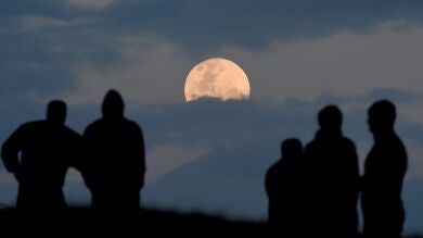 Muere una mujer arrollada por un tren cuando fotografiaba la superluna en Illescas