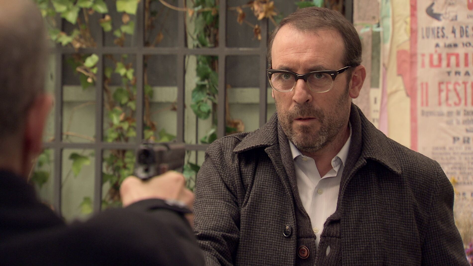 Dionisio apunta con una pistola a Benito en la cabeza