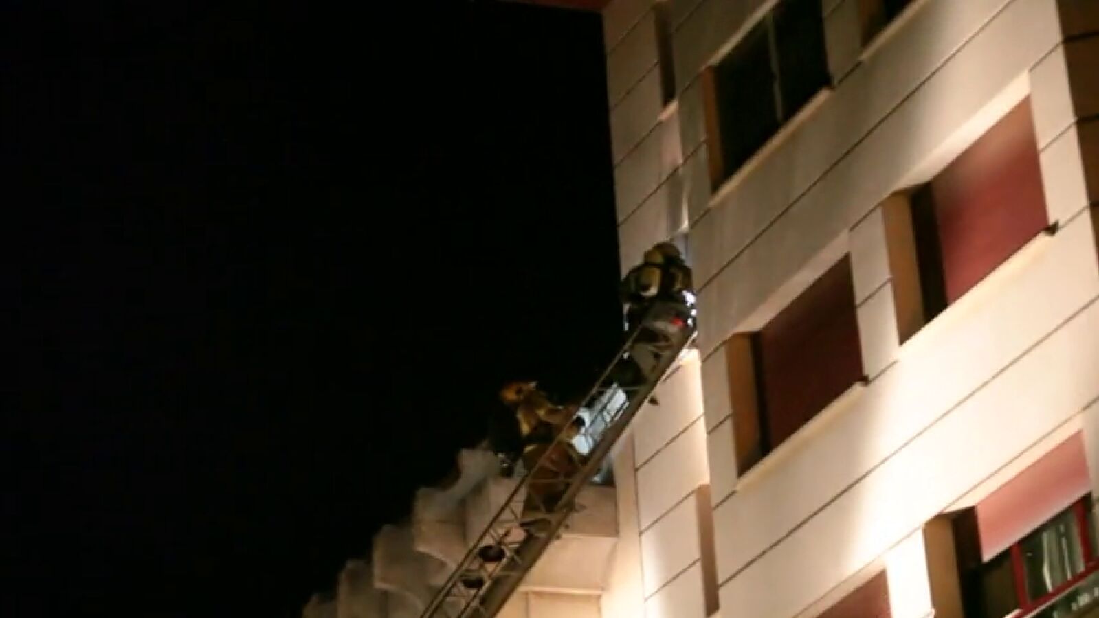 Un muerto y 13 heridos en un incendio en Cáceres
