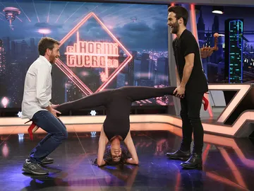 Almudena Cid nos muestra su gran elasticidad en 'El Hormiguero 3.0' Almudena Cid nos muestra su gran elasticidad en 'El Hormiguero 3.0'
