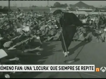 Elvis sobre un escenario Elvis sobre un escenario