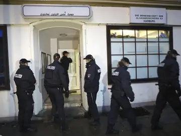 Policías ante la mezquita Al Taqwa Policías ante la mezquita Al Taqwa