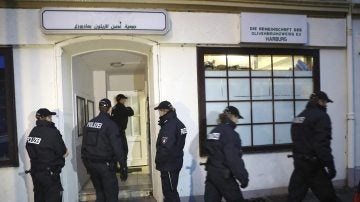 Policías ante la mezquita Al Taqwa