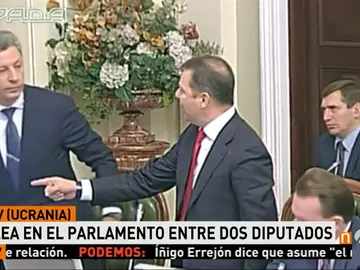 Frame 13.099583 de: pelea Frame 13.099583 de: pelea