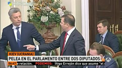 Dos diputados ucranianos se pelean tras acusarse mutuamente de recibir órdenes del Gobierno ruso