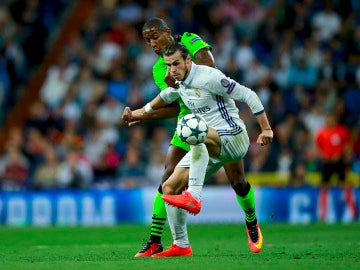 Gareth Bale controla un balón en el partido ante el Sporting de Portugal