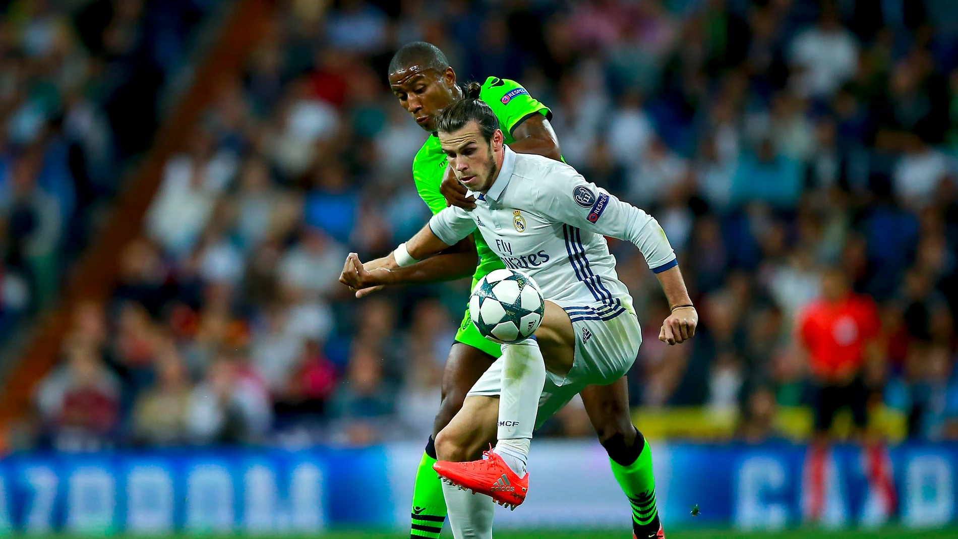 Gareth Bale controla un balón en el partido ante el Sporting de Portugal