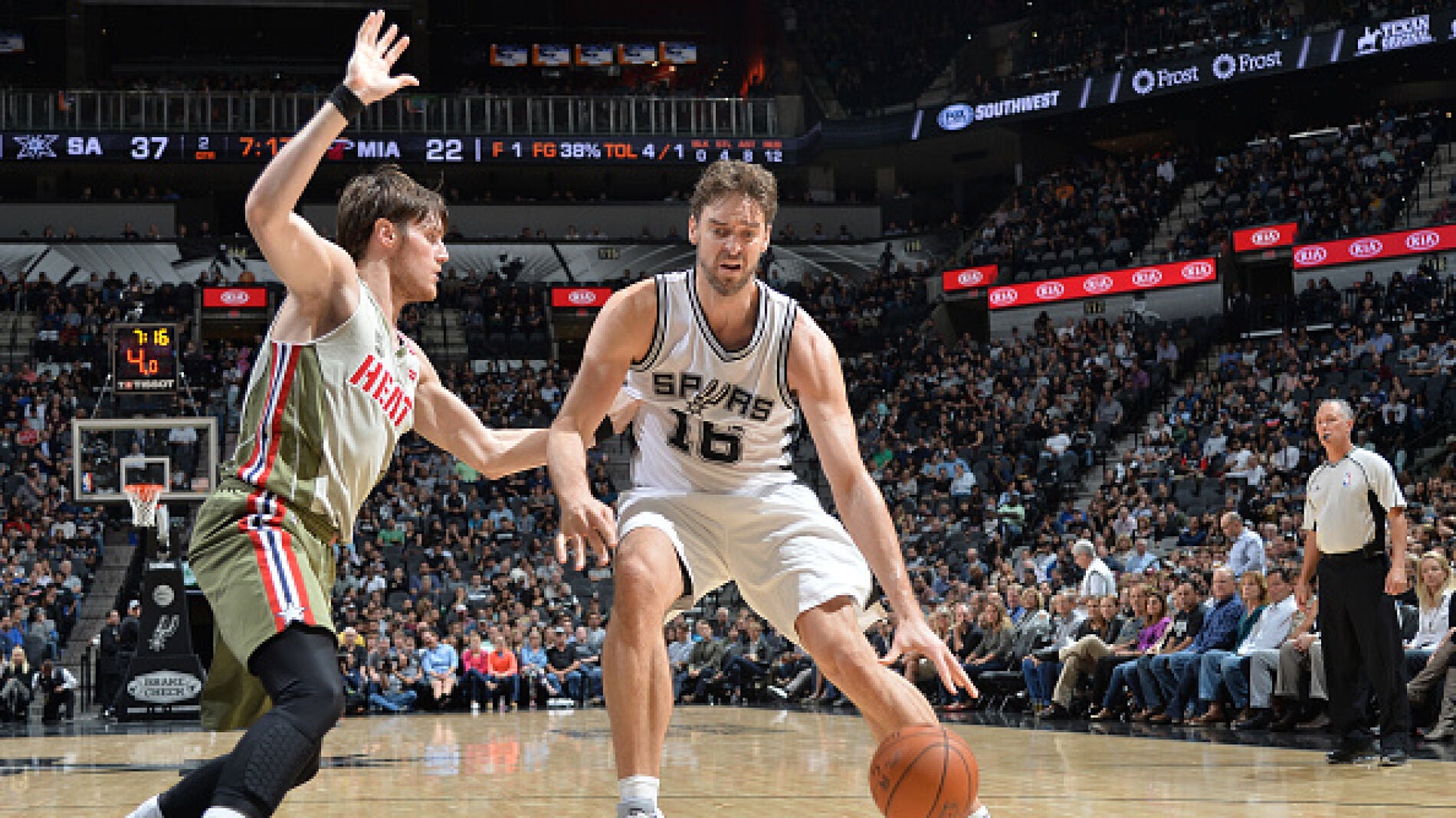 Pau Gasol, en acci&oacute;n ante los Spurs