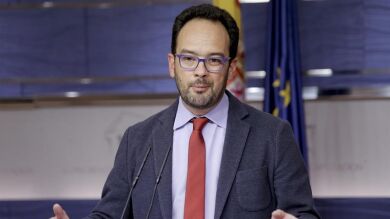 El PSOE exige subir un 8% el salario mínimo como requisito para apoyar el objetivo de déficit