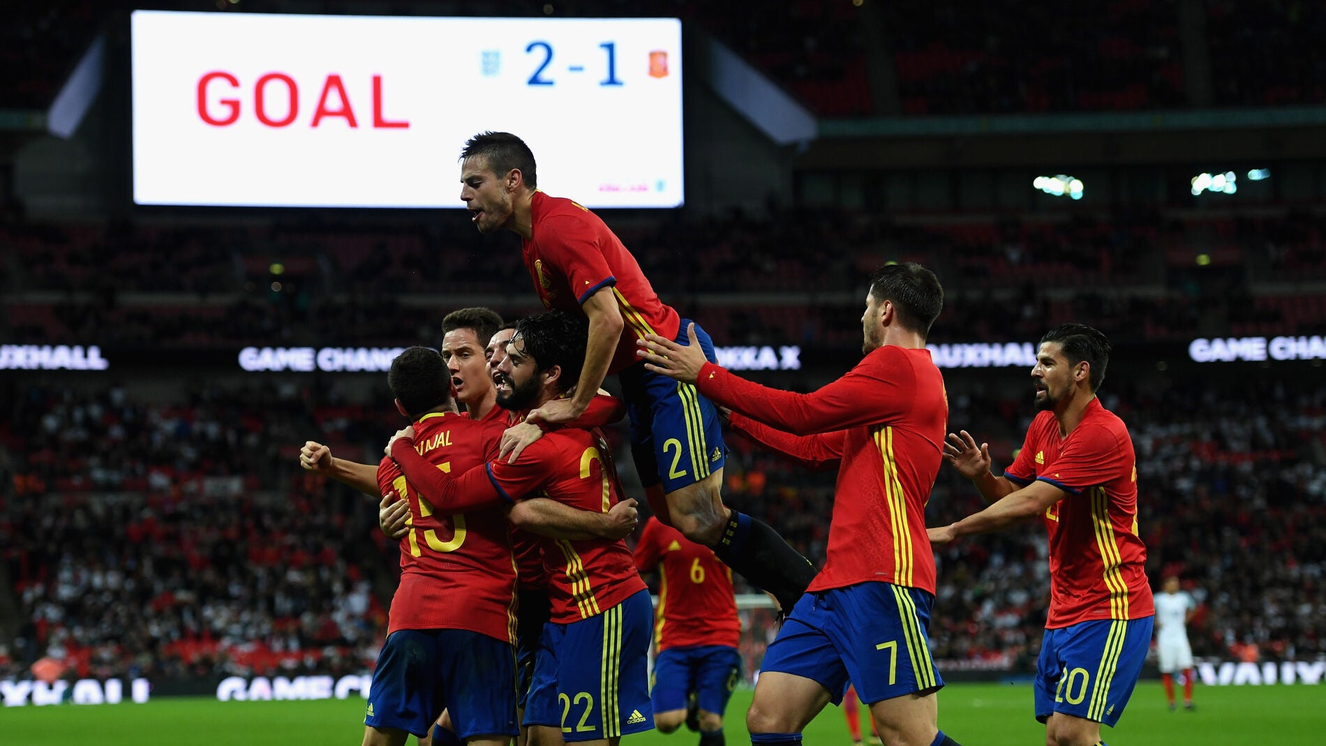 Los jugadores de la Selecci&oacute;n celebran un gol