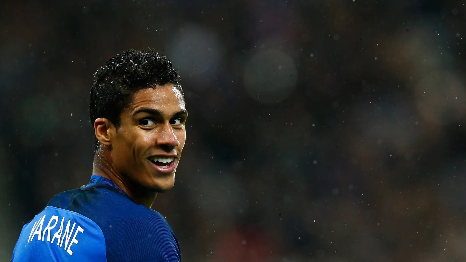 Raphaël Varane durante un partido con la selección de Francia
