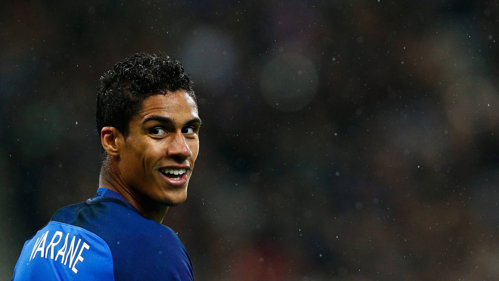 Raphaël Varane durante un partido con la selección de Francia