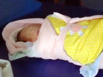 La pequeña fue cubierta con mantas y ropa de los clientes La pequeña fue cubierta con mantas y ropa de los clientes