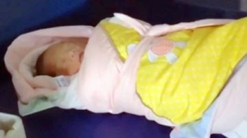 La pequeña fue cubierta con mantas y ropa de los clientes