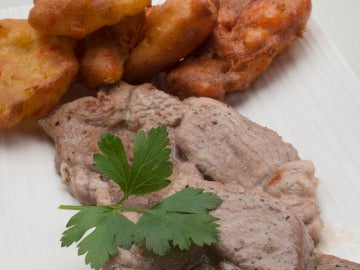Filetes de cordero con buñuelos de pimiento. Filetes de cordero con buñuelos de pimiento.