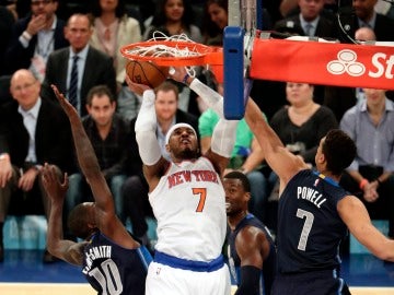 Carmelo Anthony trata de anotar ante la defensa de los Knicks