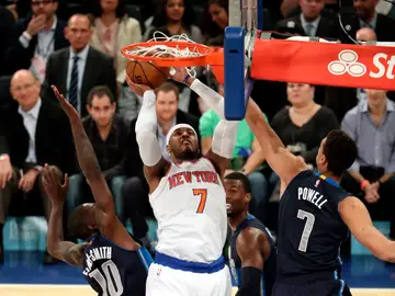 Carmelo Anthony trata de anotar ante la defensa de los Knicks Carmelo Anthony trata de anotar ante la defensa de los Knicks