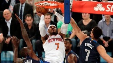 Carmelo Anthony trata de anotar ante la defensa de los Knicks