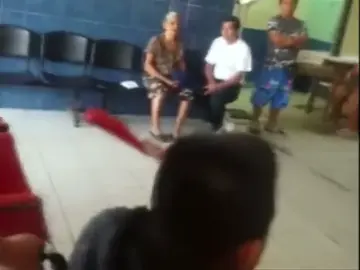 Un hombre con un cuchillo clavado en la cabeza entra caminando en urgencias de un hospital Un hombre con un cuchillo clavado en la cabeza entra caminando en urgencias de un hospital