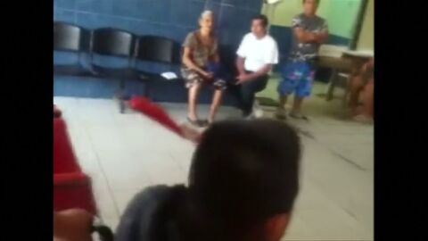 Un hombre con un cuchillo clavado en la cabeza entra caminando en urgencias de un hospital