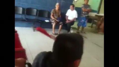 Un hombre con un cuchillo clavado en la cabeza entra caminando en urgencias de un hospital Un hombre con un cuchillo clavado en la cabeza entra caminando en urgencias de un hospital