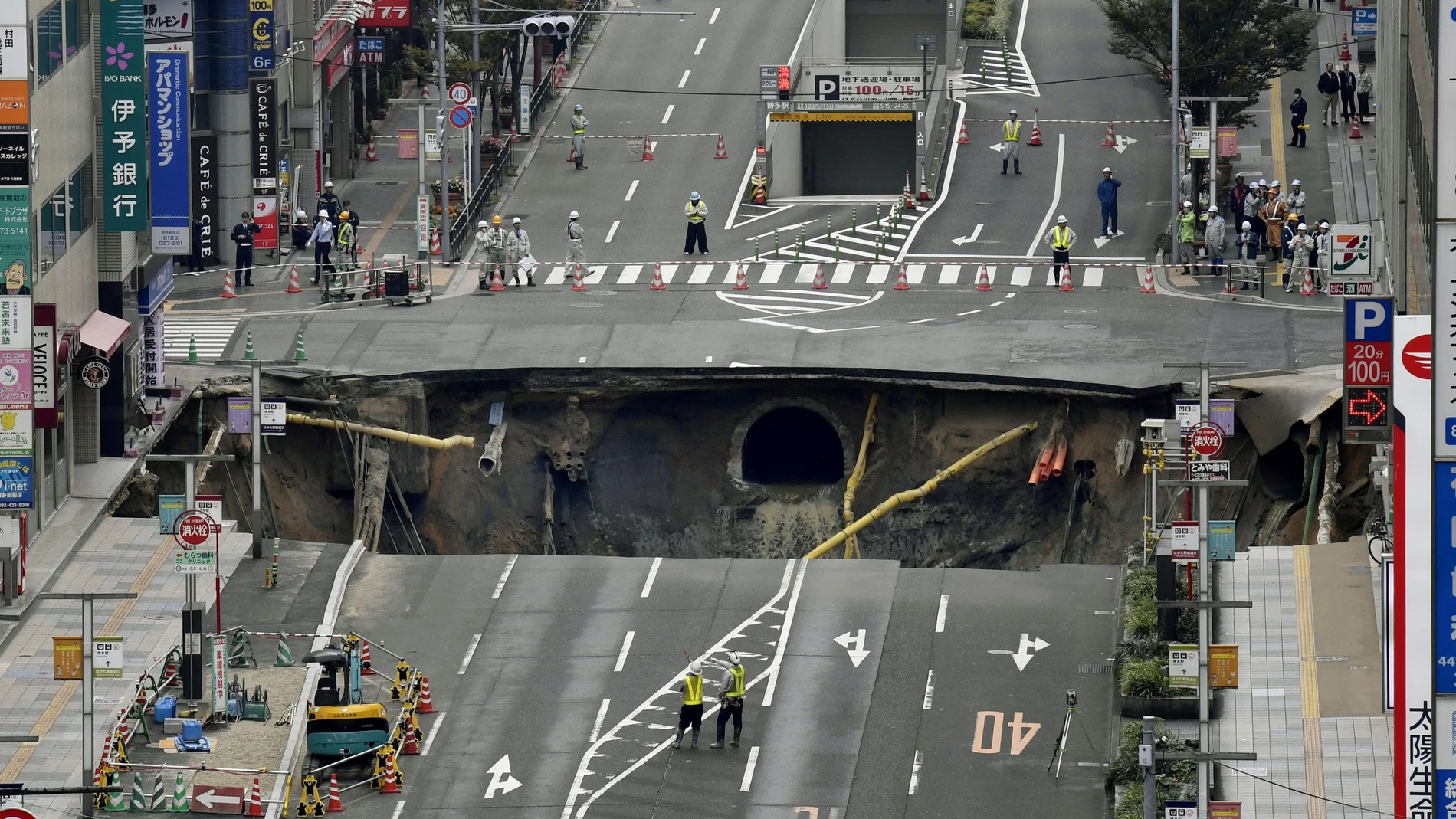 El hundimiento de tierra en una carretera de Fukuoka El hundimiento de tierra en una carretera de Fukuoka