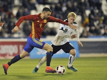 Borja Mayoral conduce el balón ante Austria