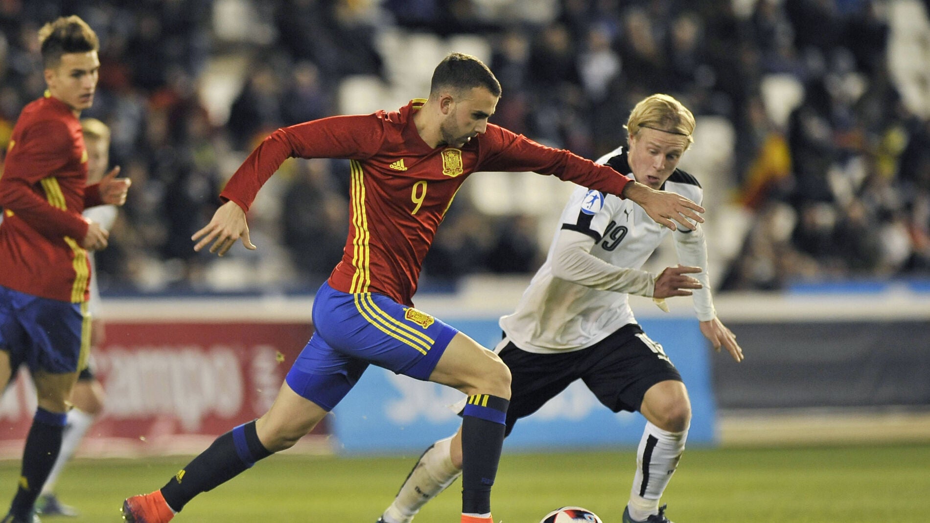 Borja Mayoral conduce el bal&oacute;n ante Austria