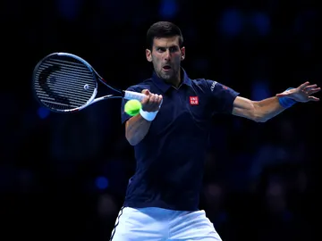 Novak Djokovic golpea una bola durante un partido Novak Djokovic golpea una bola durante un partido