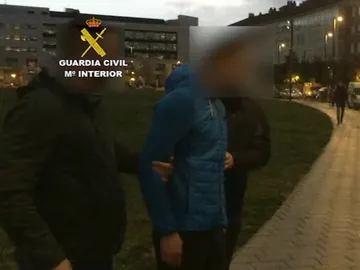 Uno de los ocho detenidos en la operación policial contra los autores de la agresión a dos guardias civiles Uno de los ocho detenidos en la operación policial contra los autores de la agresión a dos guardias civiles
