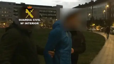 Uno de los ocho detenidos en la operación policial contra los autores de la agresión a dos guardias civiles Uno de los ocho detenidos en la operación policial contra los autores de la agresión a dos guardias civiles
