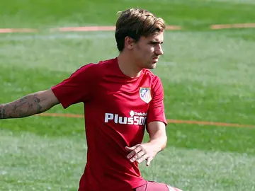Griezmann se entrena sobre el césped y evoluciona bien para llegar al derbi Griezmann se entrena sobre el césped y evoluciona bien para llegar al derbi