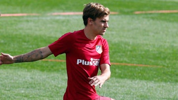 Griezmann se entrena sobre el césped y evoluciona bien para llegar al derbi