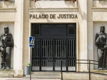 La Audiencia de Murcia levanta las medidas cautelares impuestas a 3 jóvenes acusados de agredir sexualmente a 3 hermanas La Audiencia de Murcia levanta las medidas cautelares impuestas a 3 jóvenes acusados de agredir sexualmente a 3 hermanas