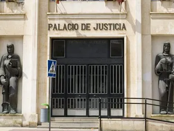 La Audiencia de Murcia levanta las medidas cautelares impuestas a 3 jóvenes acusados de agredir sexualmente a 3 hermanas La Audiencia de Murcia levanta las medidas cautelares impuestas a 3 jóvenes acusados de agredir sexualmente a 3 hermanas