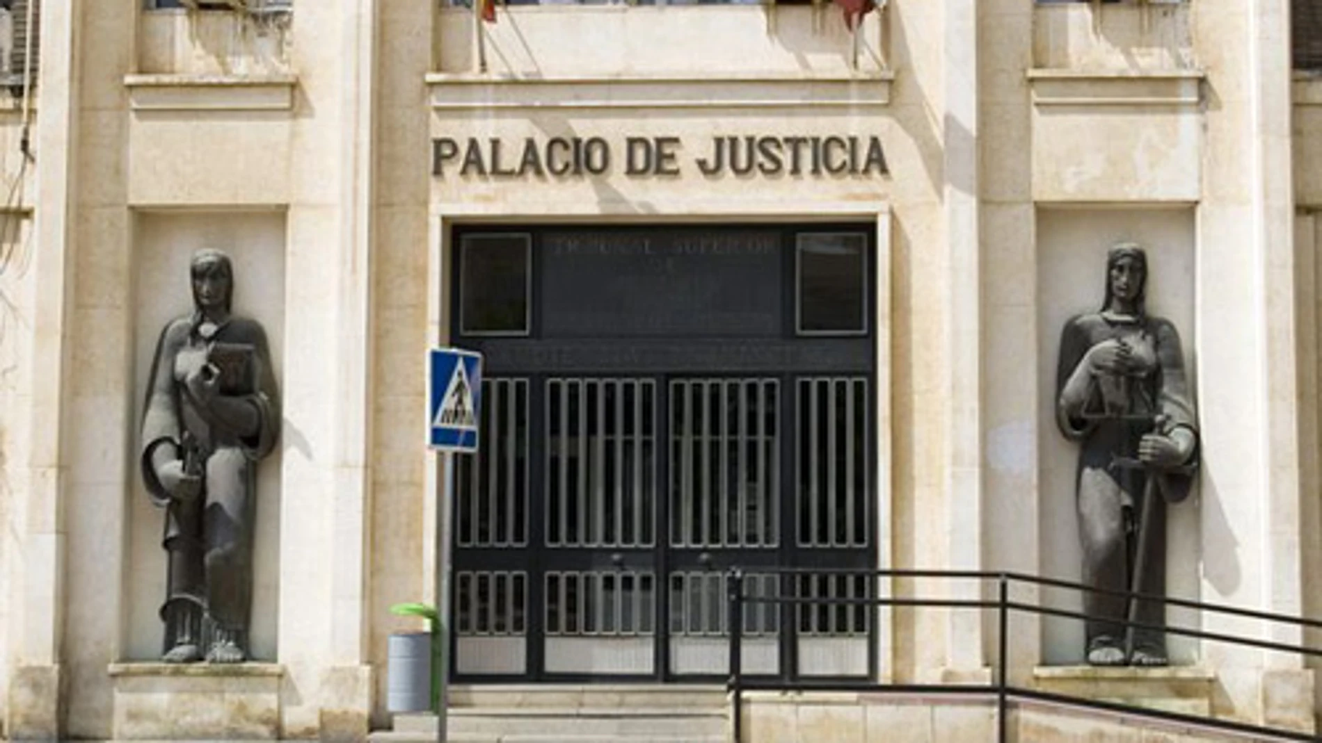 La Audiencia de Murcia levanta las medidas cautelares impuestas a 3 jóvenes acusados de agredir sexualmente a 3 hermanas La Audiencia de Murcia levanta las medidas cautelares impuestas a 3 jóvenes acusados de agredir sexualmente a 3 hermanas