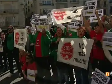 Frame 107.805619 de: Protestan en Reus tras la muerte de una anciana que tenía la luz cortada Frame 107.805619 de: Protestan en Reus tras la muerte de una anciana que tenía la luz cortada