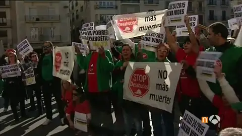 Frame 107.805619 de: Protestan en Reus tras la muerte de una anciana que tenía la luz cortada Frame 107.805619 de: Protestan en Reus tras la muerte de una anciana que tenía la luz cortada