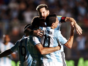 Messi celebra con sus compañeros uno de los goles ante Colombia