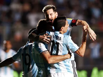 Messi celebra con sus compañeros uno de los goles ante Colombia Messi celebra con sus compañeros uno de los goles ante Colombia
