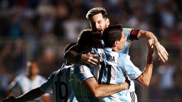 Messi celebra con sus compañeros uno de los goles ante Colombia