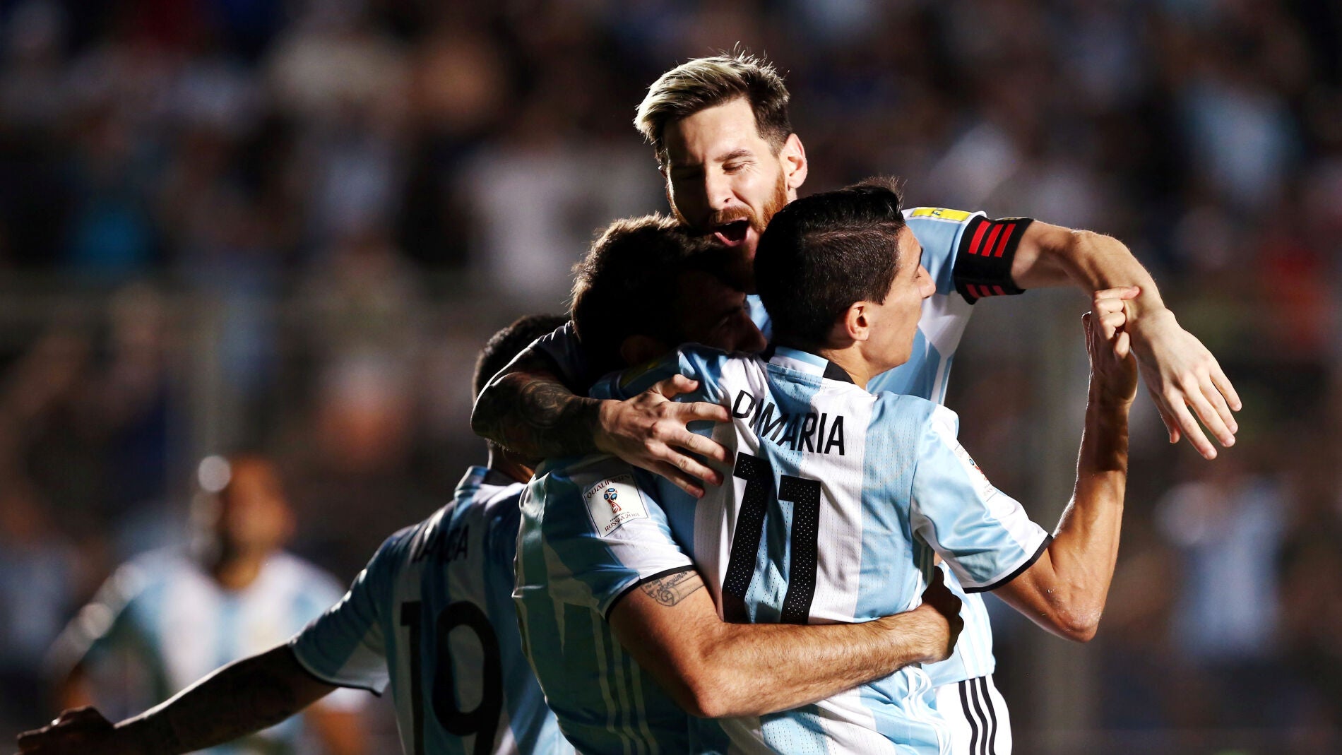 Messi celebra con sus compa&ntilde;eros uno de los goles ante Colombia