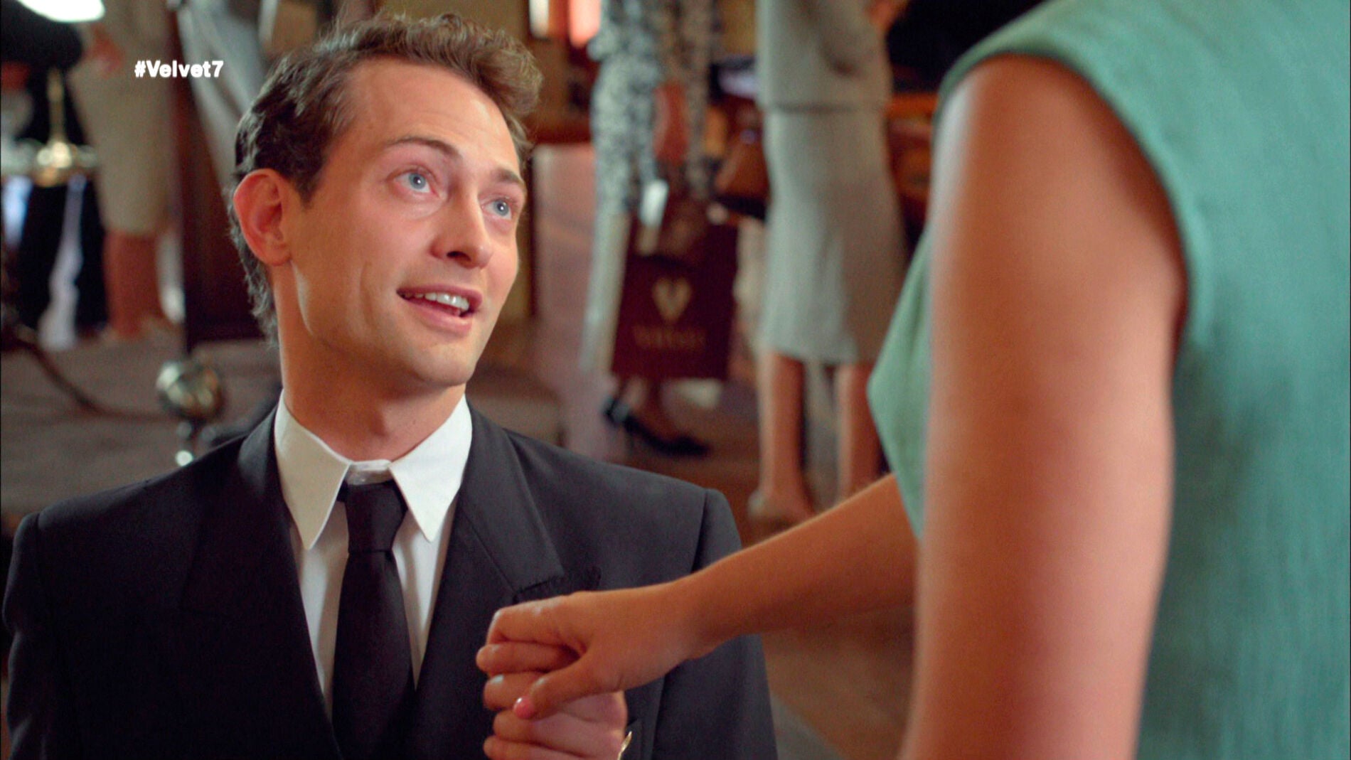 Carlos vuelve a pedirle matrimonio a Ana para casarse cuanto antes