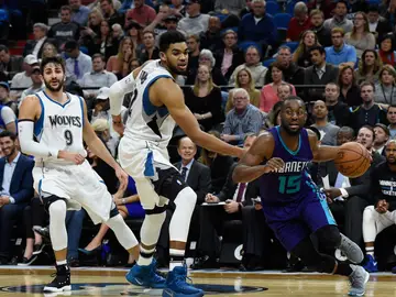 Ricky Rubio observa una jugada de Kemba Walker Ricky Rubio observa una jugada de Kemba Walker